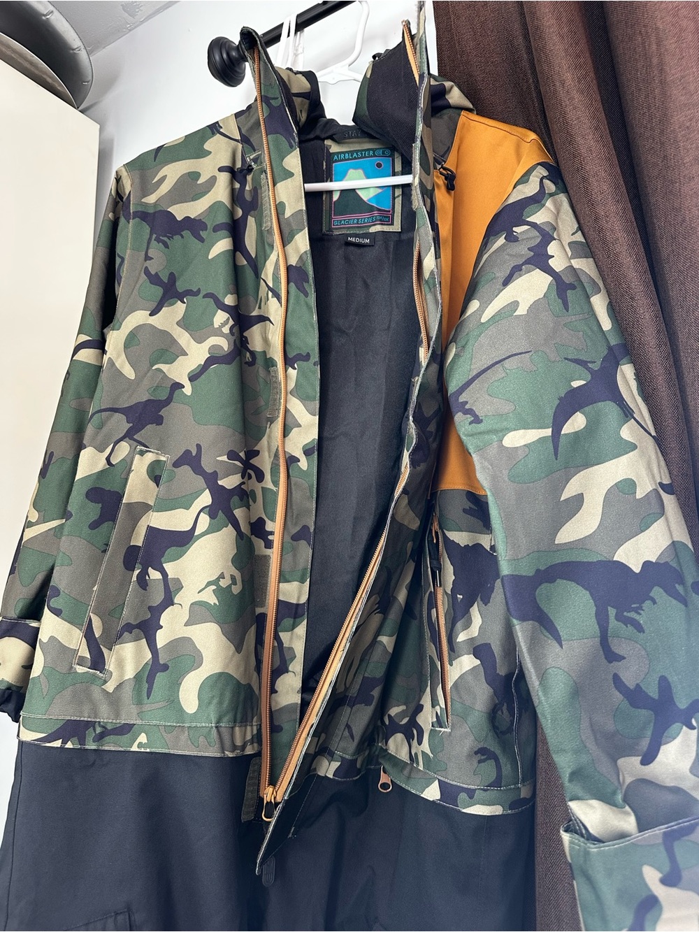 Airblaster freedom Snowsuit - green Camo black size M excellent condition